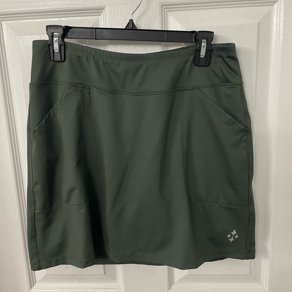 Green JoFit golf skirt/skort with pockets in front and back, size M